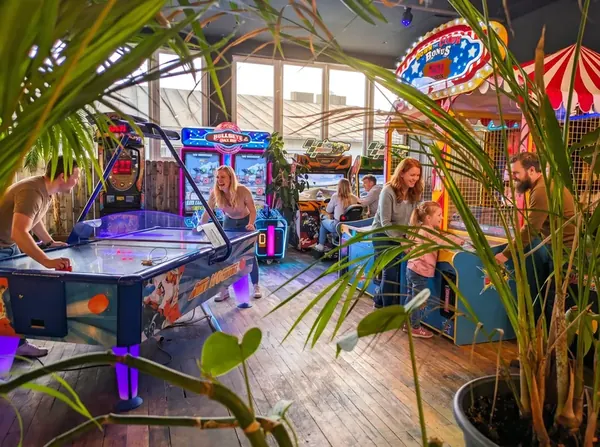 Arcade Spielbereich mit Familie