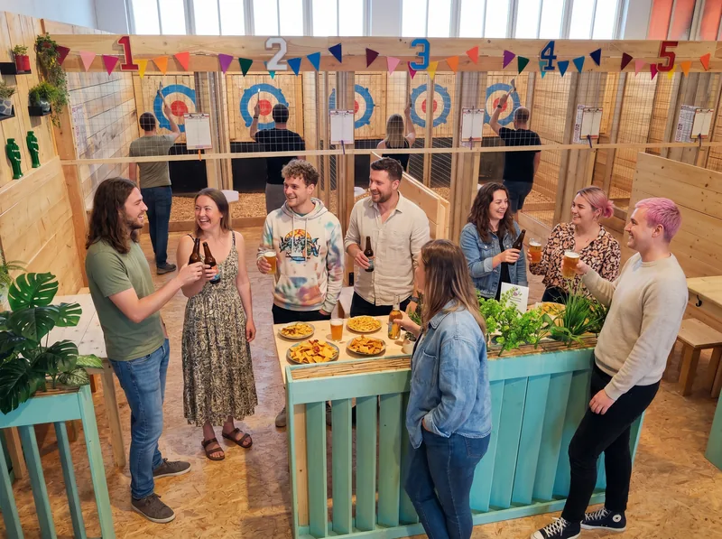 Gruppe stößt mit Bier an bei Black Fox World