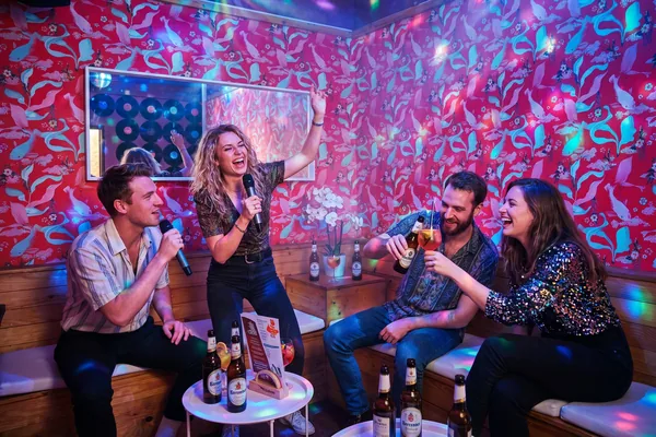 Karaoke Räume – Gruppe singt