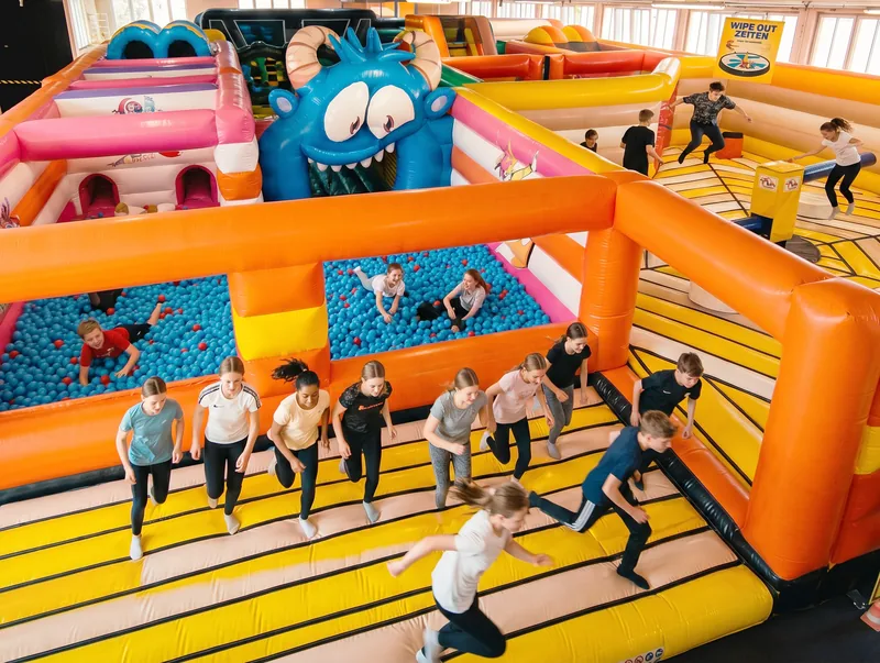 Hüpfburg-Parcours mit Bällebad und Wipe-Out