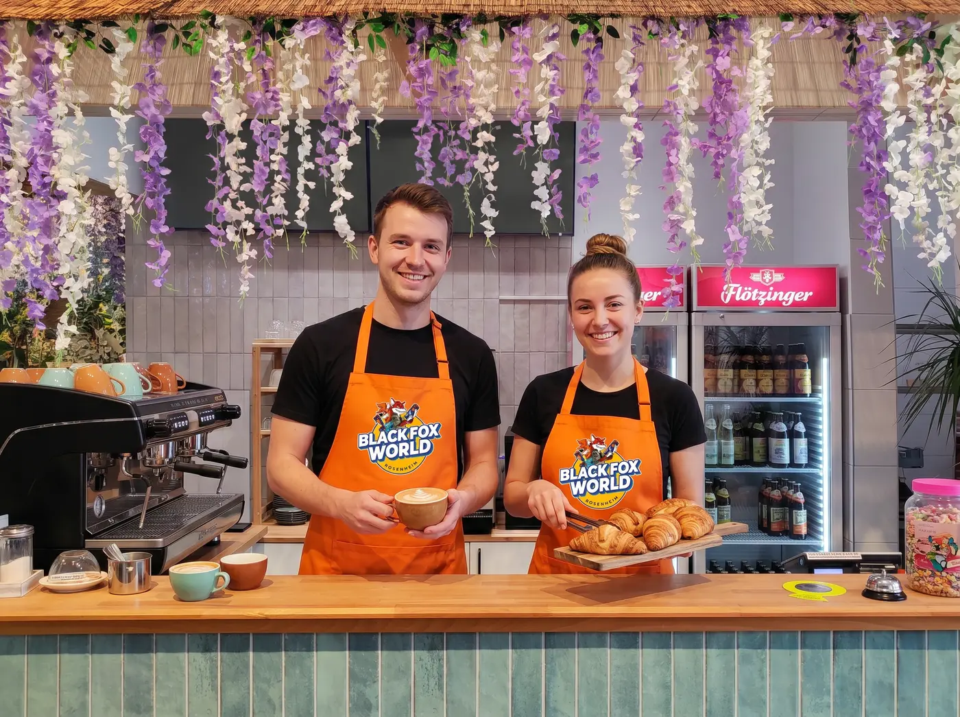 Team der Black Fox World an der Snack Fox Gastro-Theke