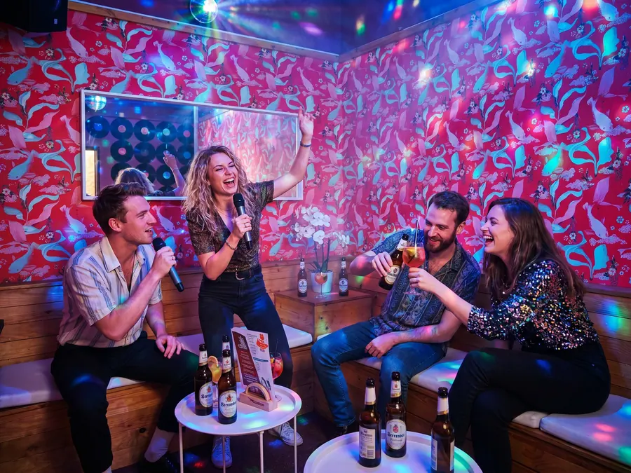 Karaoke-Raum mit UV-Licht