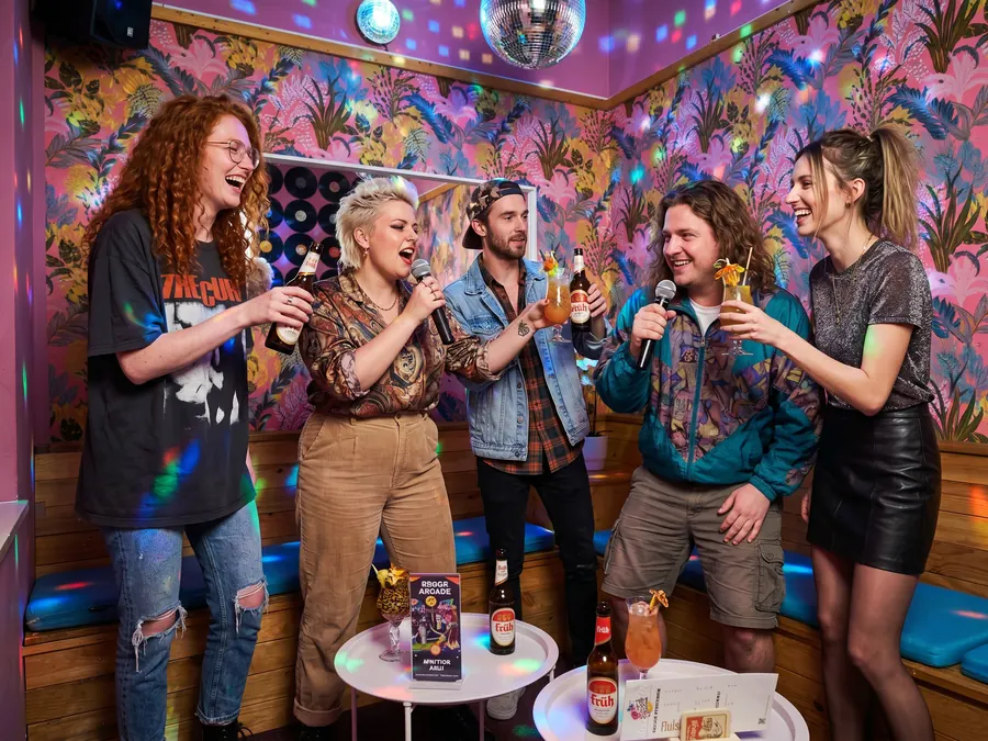 Karaoke-Raum mit Discokugel