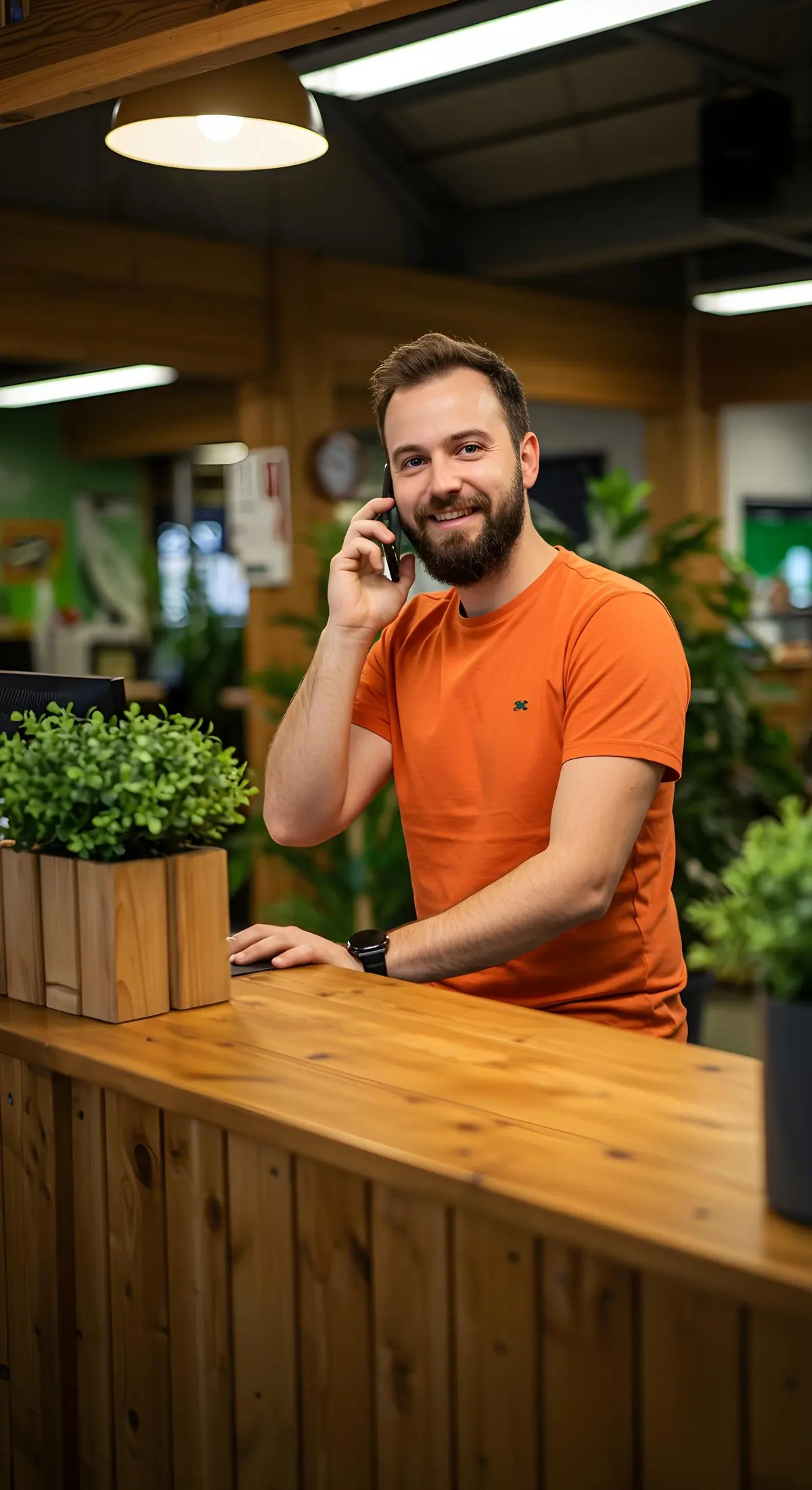 Mitarbeiter der Black Fox World am Telefon an der Rezeption