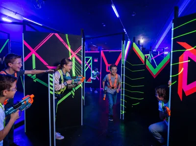 Teams Orange gegen Gelb in der Nerf Arena